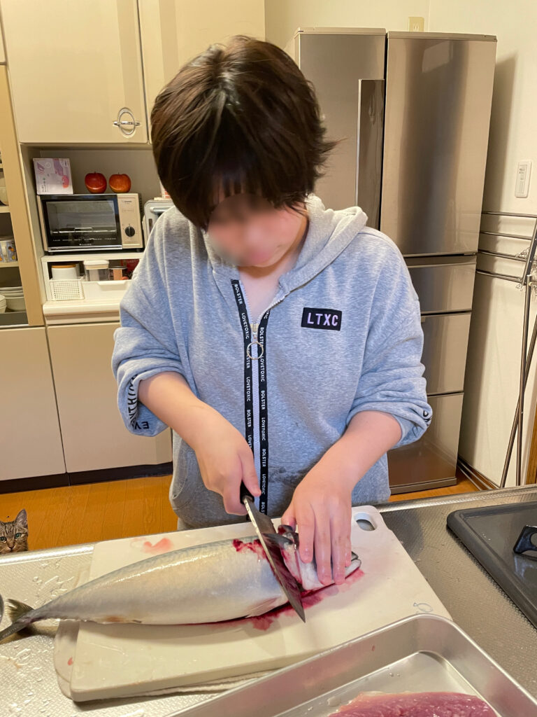 魚をさばく子ども